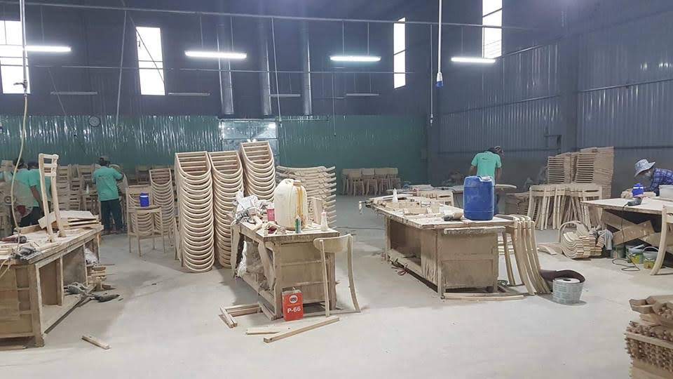 khung ghế gỗ tại phân xưởng sản xuất pcm