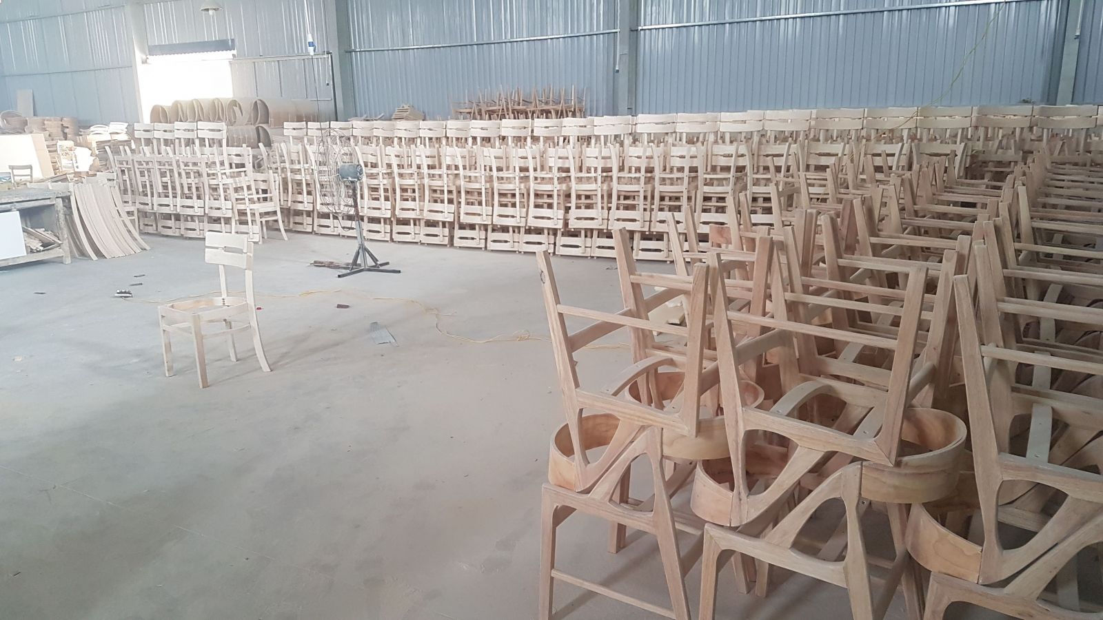 sắp xếp khung bàn ghế gỗ tại xưởng sản xuất